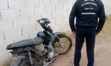 Un adolescente fue demorado a bordo de una moto robada en el barrio 20 de Mayo