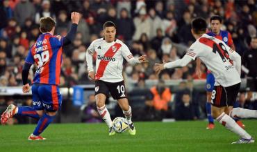 Maxi Salas salió lesionado en el primer tiempo ante San Lorenzo y encendió las alarmas en River