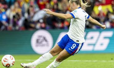 Beth Mead estrenó la “Ley Julián Álvarez” en la final de la Eurocopa: penal repetido por doble toque accidental