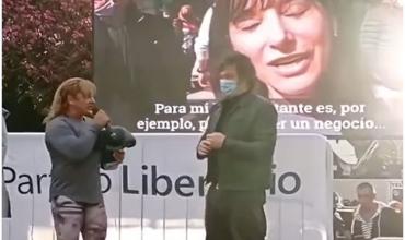 Murió Alejandra “Locomotora” Oliveras: el día que apoyó a Javier Milei, predijo que sería presidente y le regaló un par de guantes