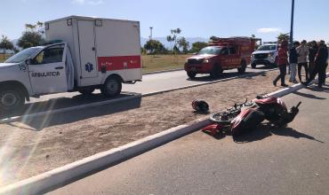 Un joven fue hospitalizado tras caer de su moto en la zona sur