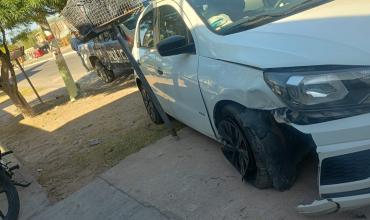 Perdió el control del auto y chocó contra un pilar en Av. Ramírez de Velasco