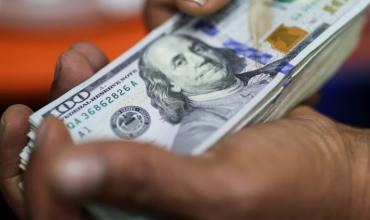 El dólar mayorista acumula una baja de casi 4% en agosto, contenido por la suba de las tasas de interés