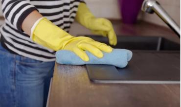 Sube el sueldo de las empleadas domésticas: cuánto cobra una niñera en agosto