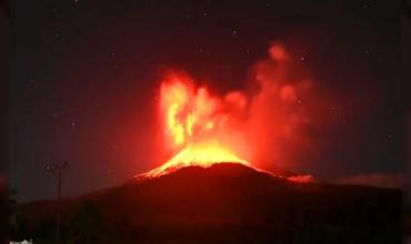 Indonesia: Volcán entró en erupción y activó una alerta de aviación de alto nivel