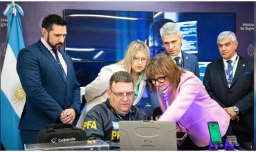 Bullrich presentó el sistema para desbloquear e investigar los celulares en casos criminales de alto impacto