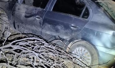 Un auto derrapó y terminó incrustado en un alambrado en Malligasta