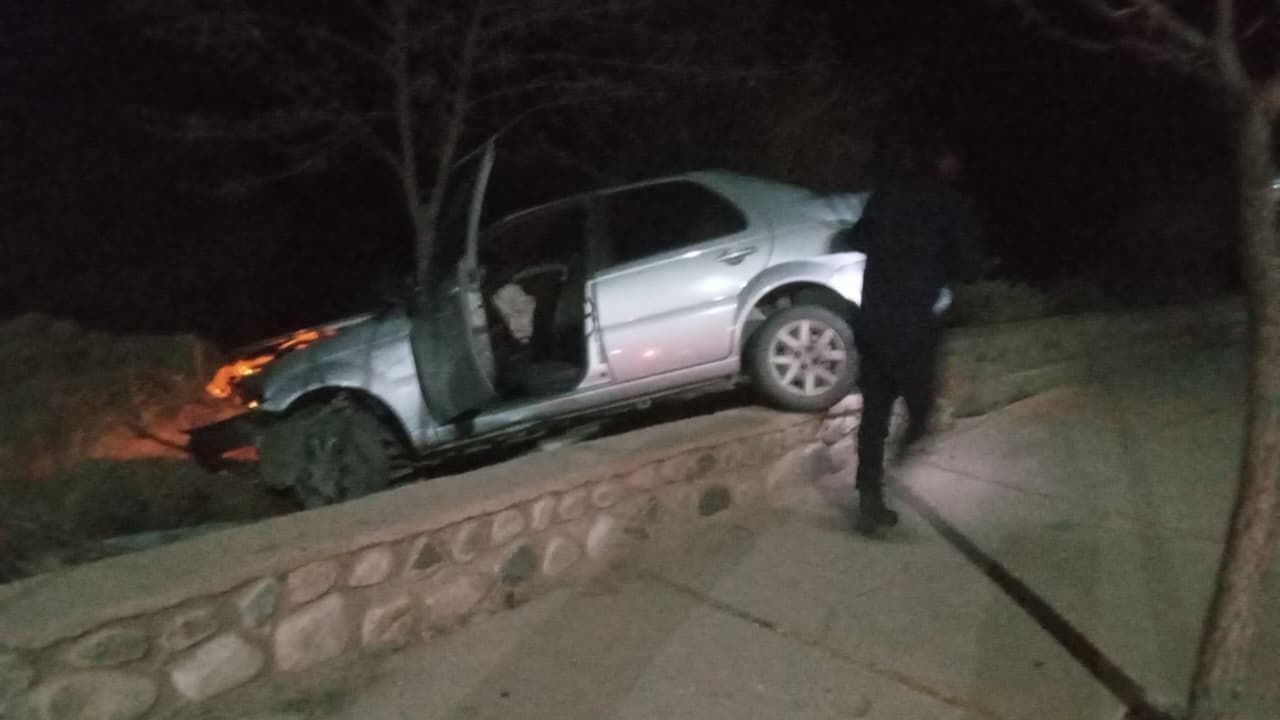 Grave accidente en Famatina: una mujer resultó herida tras derrapar con su auto