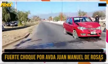 Choque entre dos autos en avenida Juan Manuel de Rosas