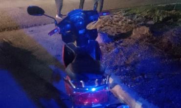 Sanagasta: Motociclista chocó contra un poste caído en el barrio Alta Gracia 