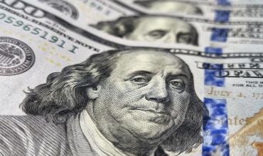 El dólar oficial se dispara a $1390 tras las elecciones en Corrientes y bate un nuevo récord