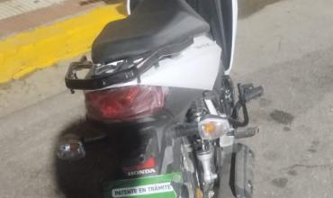 Motociclista sufre caída con escoriaciones leves en Av. Perón