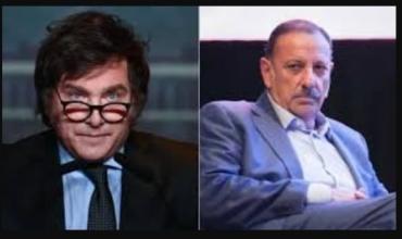 El gobernador Quintela criticó a Milei por "avanzar contra periodistas": "Allanar y perseguir voces críticas es sembrar miedo y callar la verdad"