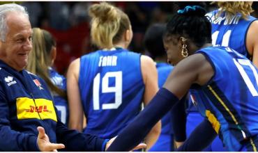 El argentino Julio Velasco lo hizo de nuevo: llevó a Italia a ser campeón del mundo femenino y logró la triple corona en el voley