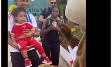Raphinha denunció racismo contra su hijo en Disneyland París: “Odio ese lugar”