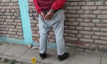 Joven detenido por tenencia ilegal de arma y agresión a policías en barrio Hospital