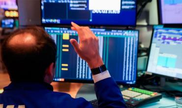 Lunes negro por la derrota de La Libertad Avanza: Sube el dólar, el riesgo país está en 1.100 y las acciones se hunden fuerte en Wall Street