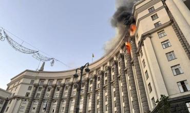 Ucrania: exhibieron ante diplomáticos los daños en edificio gubernamental dañado por ataque de Rusia
