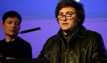 Javier Milei suspendió su viaje a Madrid tras la derrota electoral bonaerense