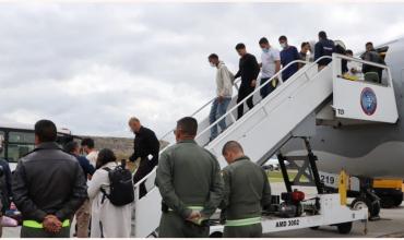 Llega el primer avión con argentinos deportados por el gobierno de Donald Trump
