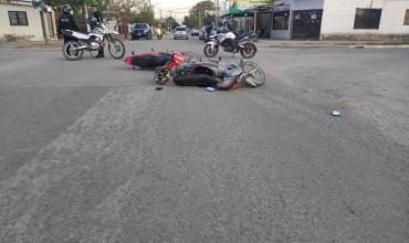 Chocan dos motocicletas en Avenida Castro Barros y Santa Rita: un adolescente trasladado por lesiones leves