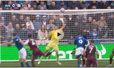 Dibu Martínez reapareció en el Aston Villa tras su frustrada venta y salvó al equipo de la derrota con dos atajadas fenomenales