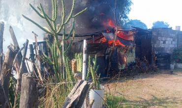 Un incendio en Anillaco afectó a una combi estacionada para reparación