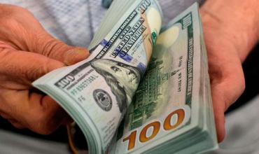 El dólar oficial subió $10 y cerró a $1.475: el mayorista tocó el techo de la banda