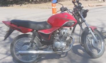 Accidente vial en barrio Alunay: Una motociclista trasladada al hospital