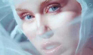 Miley Cyrus lanzará “Secrets”, tema dedicado a su padre con colaboración de Fleetwood Mac