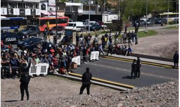 Caos en Guaymallén: los vecinos reclamaban la carne del camión volcado y la policía lanzó balas de goma