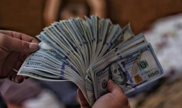 Vuelve el cepo: restringen compra de dólares a personas humanas