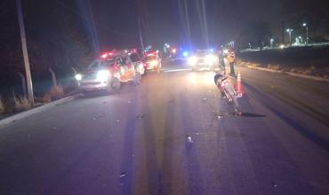Una joven en moto chocó contra una camioneta de bomberos en pleno operativo en el centro de la ciudad