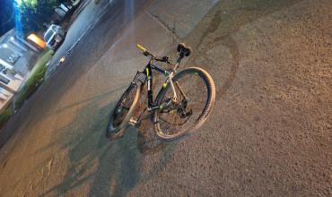 Choque entre un auto y una bicicleta en barrio Faldeo del Velazco Sur dejó un joven hospitalizado