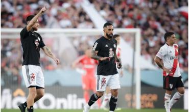 River cayó 2-1 con Deportivo Riestra en el Monumental y profundizó su crisis tras la eliminacion en la Copa