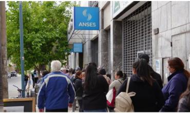 ¿Alivio o "Plan Platita"? El Gobierno lanza una serie de beneficios para jubilados en medio de la campaña