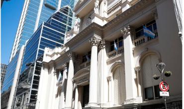 El dólar oficial cerró en $1.400 y los operadores aseguran que hubo ventas oficiales en el mercado