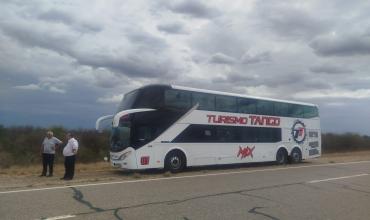 Siniestro vial en Ruta 38: colectivo impactó con maderas que se desprendieron de un utilitario