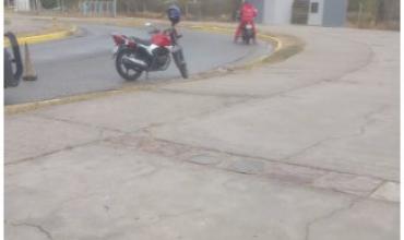 Motociclista sufrió lesiones leves tras una caída en la rotonda de M y M