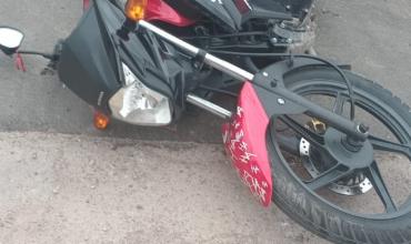 Choque entre auto y moto en el barrio Argentino: solo hubo daños materiales