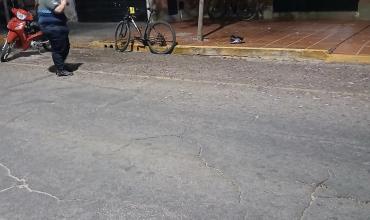 Efectivo policial sufre caída en bicicleta y es trasladado al hospital
