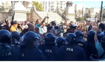 Tensión en una nueva marcha de jubilados: gritos, gas pimienta e incidentes en el Congreso