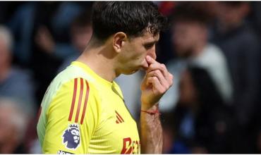 Alarma en la Selección Argentina: Dibu Martínez se lesionó en el calentamiento y no pudo jugar para el Aston Villa en la Europa League