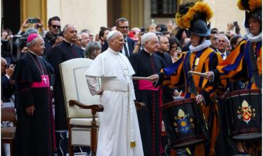 El papa León XIV presidió un histórico acto de juramentación de los nuevos soldados de la Guardia Suiza en el Vaticano