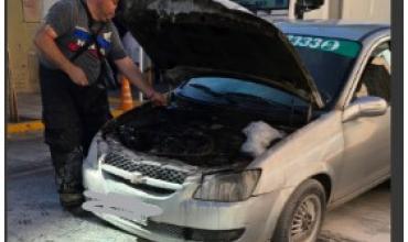 Bomberos controlaron el incendio de un automóvil en el centro de la ciudad