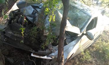 Ulapes: un hombre resultó herido tras perder el control de su vehículo y chocar contra un árbol