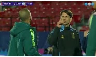 Es viral: el lapidario gesto de Diego Placente al DT de la Sub 20 de México con el 2-0 de Argentina consumado
