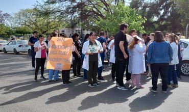 Los residentes siguen esperando cobrar y ahora protestaron frente al Vera Barros
