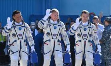 Los cosmonautas rusos completaron su primera caminata espacial en 2025