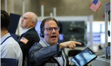 Jornada financiera: los bonos de la deuda se hundieron 3% y subió el riesgo país